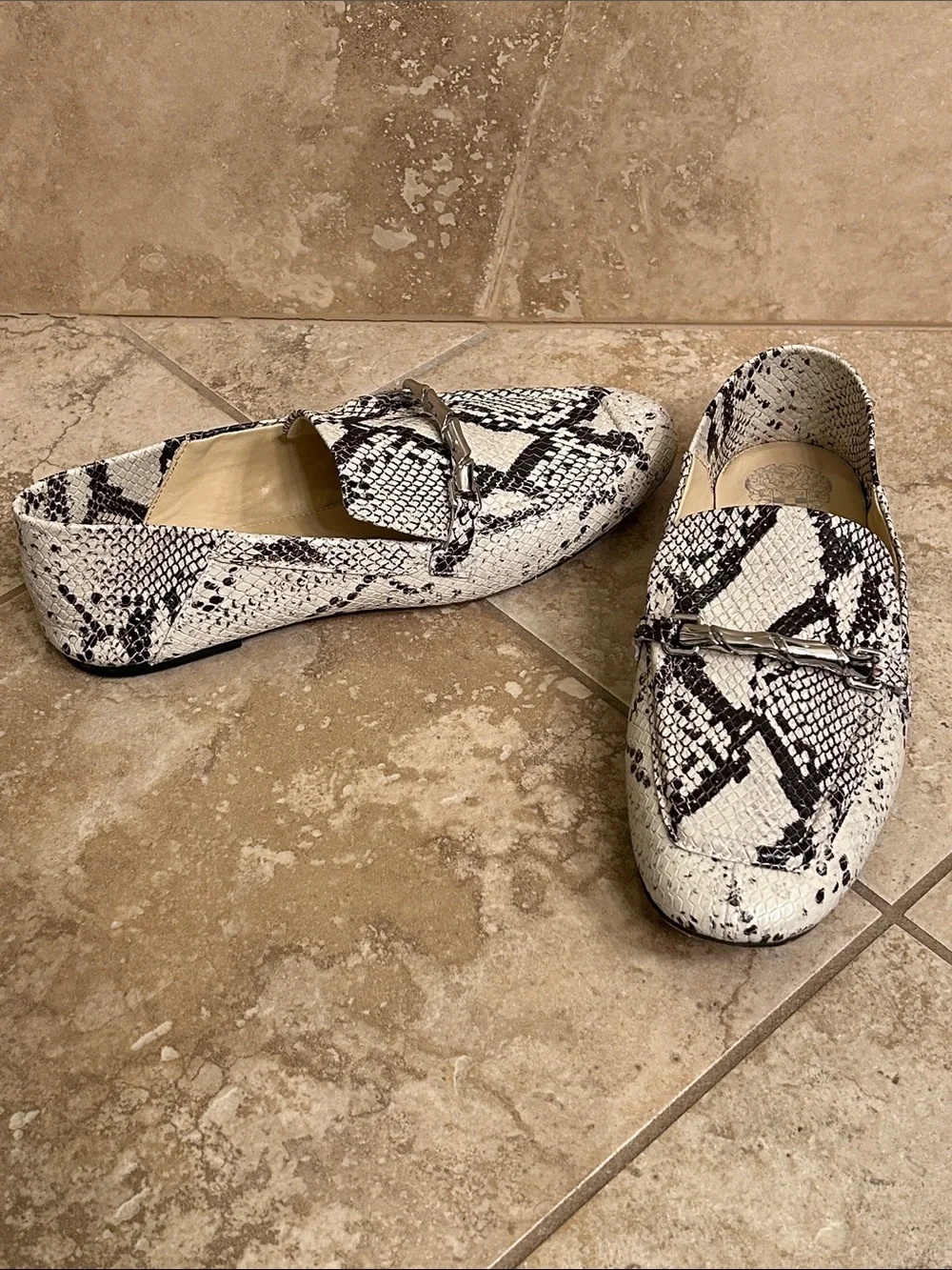 Vince Camuto Cream Leather Snake Print Loafers NWOT Sz 9 - Picture 2 of 7